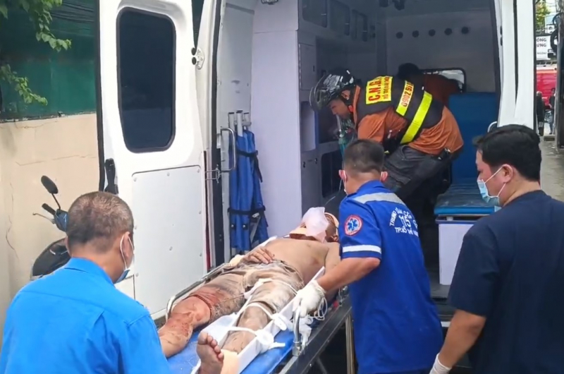 Sập nhà 4 tầng: cứu hộ đào bới đống đổ nát tìm 2 người bị vùi lấp -1