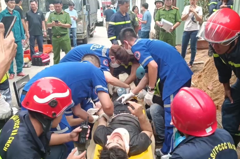 Sập nhà 4 tầng: cứu hộ đào bới đống đổ nát tìm 2 người bị vùi lấp -3