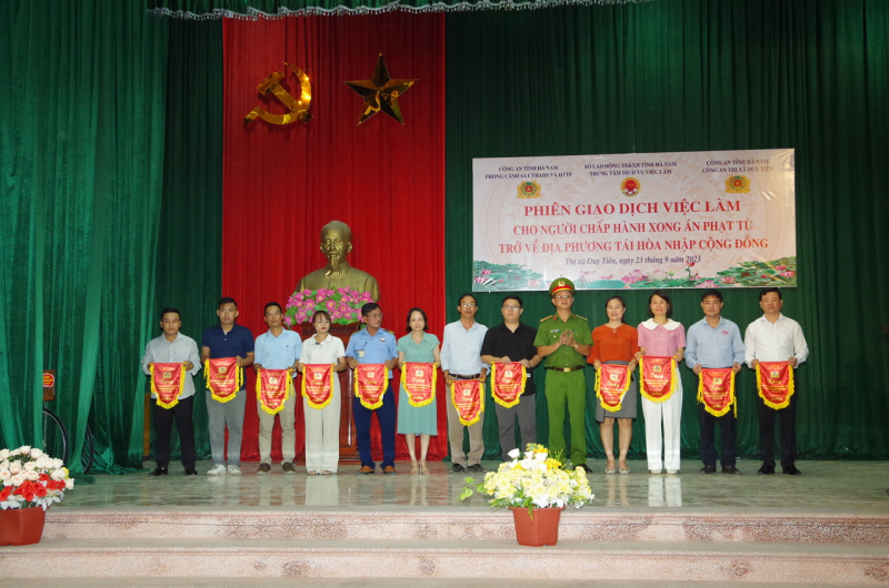 Gần 200 người chấp hành xong án phạt tù tham gia phiên giao dịch việc làm -0