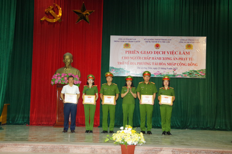 Gần 200 người chấp hành xong án phạt tù tham gia phiên giao dịch việc làm -0