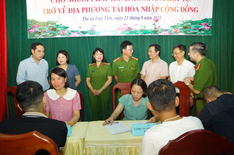 Gần 200 người chấp hành xong án phạt tù tham gia phiên giao dịch việc làm -0