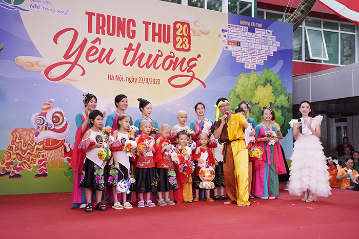 Những em bé đón 