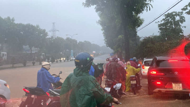 Nhiều tuyến đường Đà Nẵng ngập sâu do mưa lớn -0