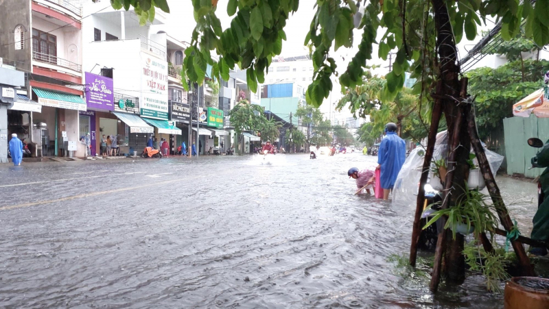 Nhiều tuyến đường Đà Nẵng ngập sâu do mưa lớn -1