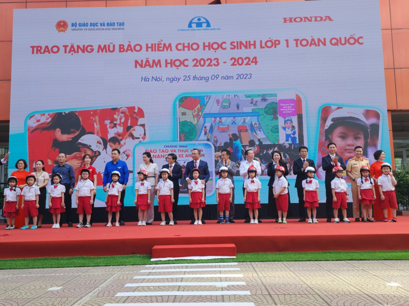 Uỷ ban ATGT Quốc gia trao tặng 2 triệu mũ boả hiểm cho học sinh lớp 1 trên toàn quốc -0