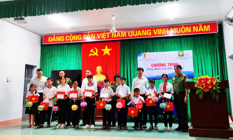 Công an trao quà “Nâng bước em đến trường” ở TP Cam Ranh -0