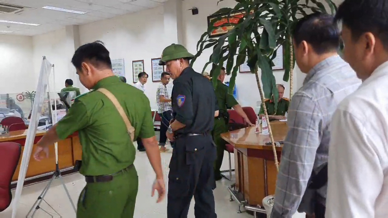  Đang truy bắt đối tượng dùng súng tự chế cướp phòng giao dịch ngân hàng ở Tiền Giang -4