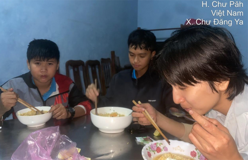 Công an xã lội rừng trong đêm, giải cứu 3 người bị lạc trên đỉnh núi -0