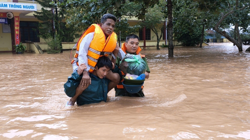 Công an Quảng Trị sẵn sàng giúp dân ứng phó với mưa lũ -0