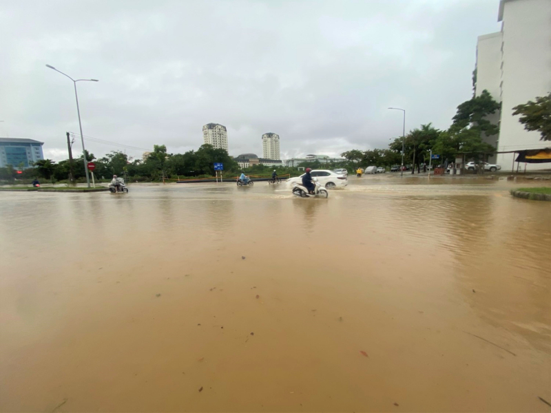 Mưa lớn, nhiều tuyến đường ở trung tâm TP Huế ngập lụt  -0
