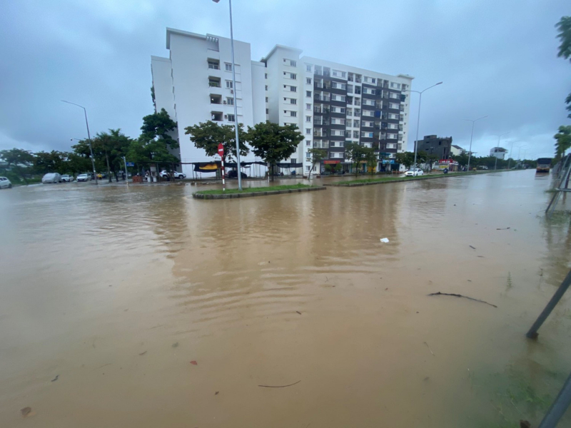 Mưa lớn, nhiều tuyến đường ở trung tâm TP Huế ngập lụt  -0