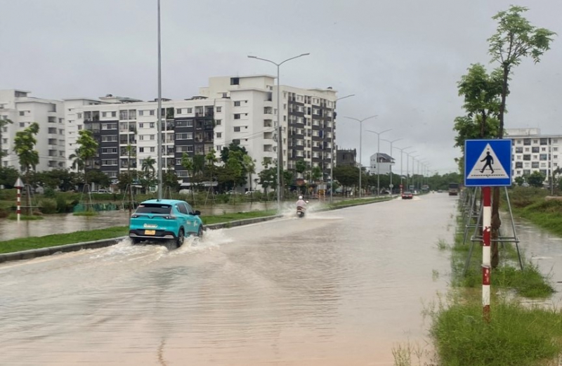 Mưa lớn, nhiều tuyến đường ở trung tâm TP Huế ngập lụt  -0