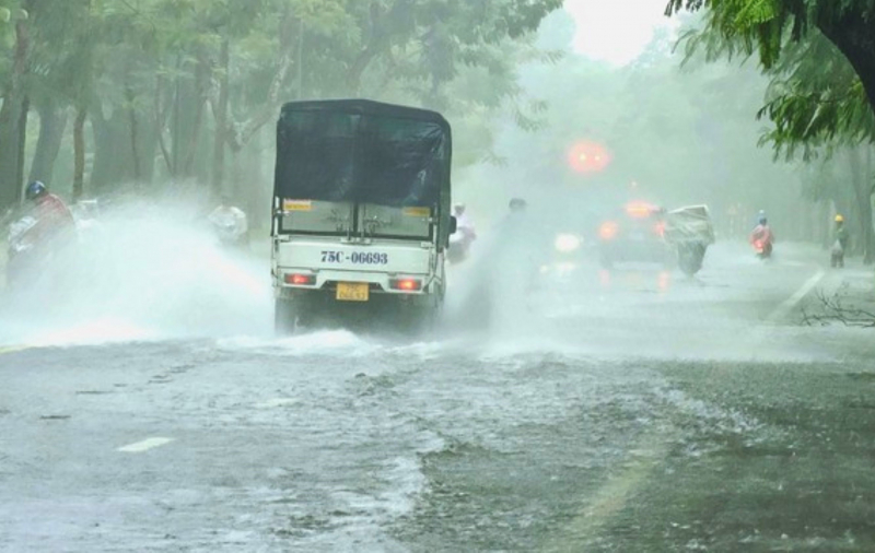 Mưa lớn, nhiều tuyến đường ở trung tâm TP Huế ngập lụt  -0