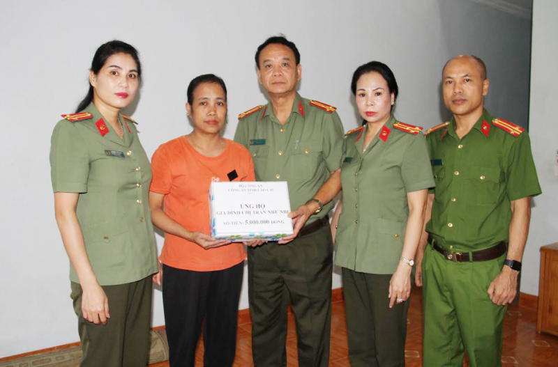 Thăm hỏi gia đình các nạn nhân thiệt mạng trong trận lũ quét thị xã Sa Pa -1