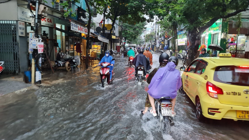 Nhiều tuyến đường Đà Nẵng ngập sâu do mưa lớn -1