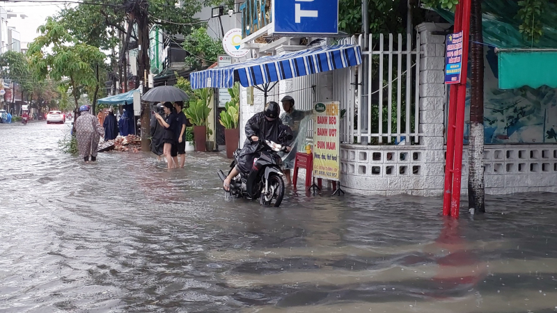 Nhiều tuyến đường Đà Nẵng ngập sâu do mưa lớn -0