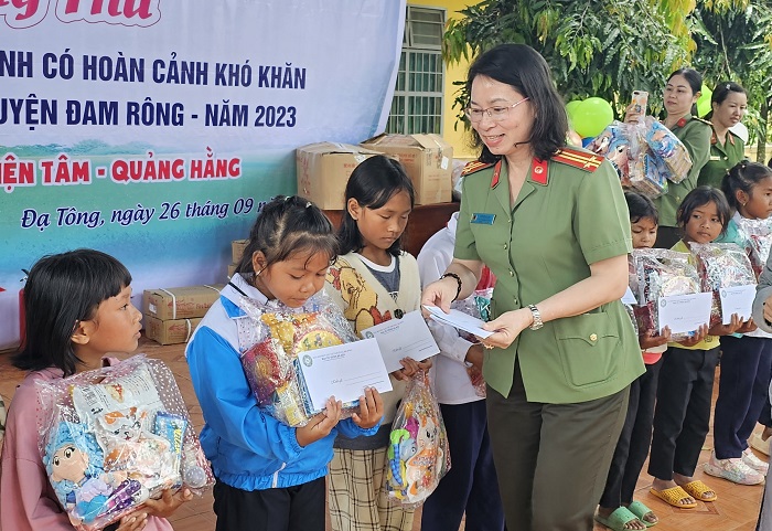 Tặng quà Trung thu cho trẻ em vùng đồng bào DTTS -0