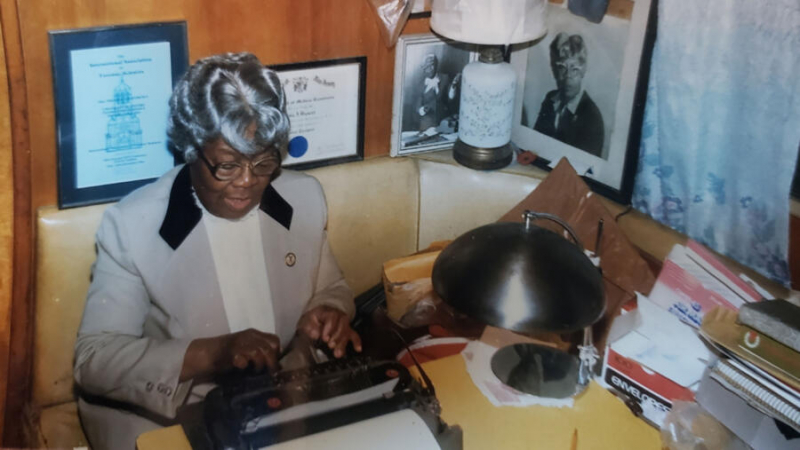 bessie blount griffin làm việc tại nhà.jpg -0