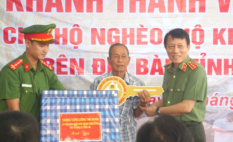 Thứ trưởng Lương Tam Quang dự lễ khánh thành nhà cho người nghèo tại Hà Tĩnh -0