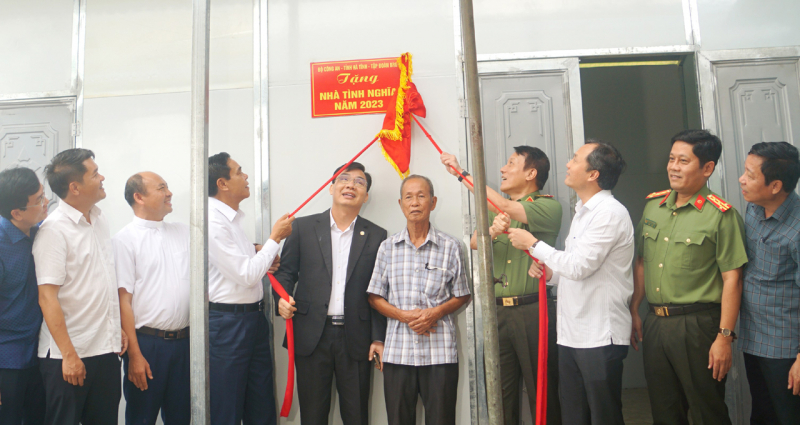 Thứ trưởng Lương Tam Quang dự lễ khánh thành nhà cho người nghèo tại Hà Tĩnh -0