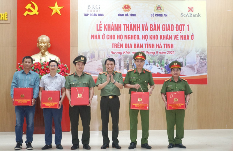 Thứ trưởng Lương Tam Quang dự lễ khánh thành nhà cho người nghèo tại Hà Tĩnh -1