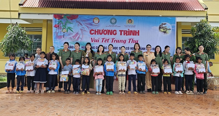 Tặng quà Trung thu cho trẻ em vùng đồng bào DTTS -0
