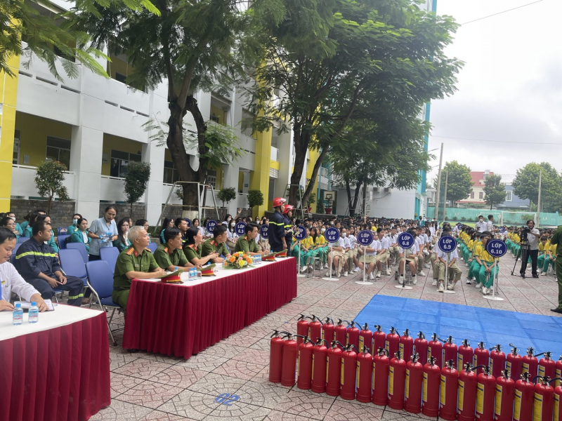 Tuyên truyền, tập huấn PCCC cho cán bộ cấp xã và hàng ngàn học sinh -0