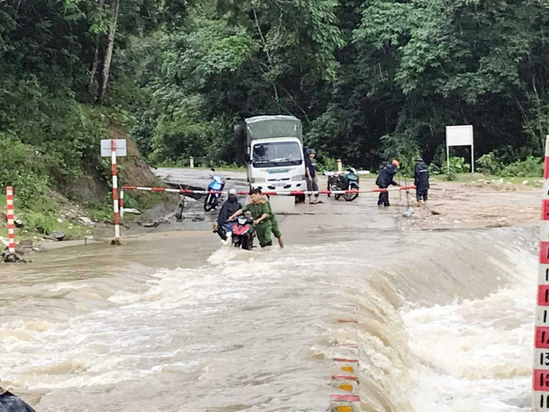 Công an Nghệ An: Khẩn trương giúp dân khắc phục hậu quả mưa lớn kéo dài -0