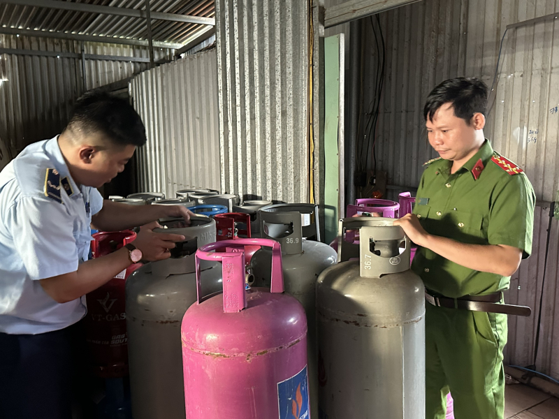 Tổ chức sang chiết gas trái phép quy mô lớn ngay trong khu công nghiệp -0