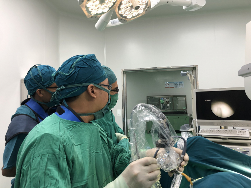 Nội soi rút ống thông tiểu bị bỏ quên 4 năm trong niệu quản bệnh nhân 80 tuổi -0