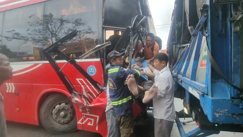 Va chạm liên hoàn giữa 3 ô tô và 1 xe máy khiến 3 người nhập -0