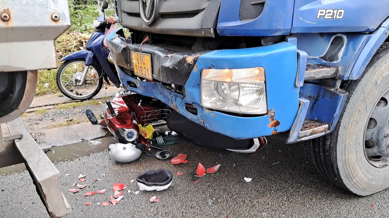 Va chạm liên hoàn giữa 3 ô tô và 1 xe máy khiến 3 người nhập -2