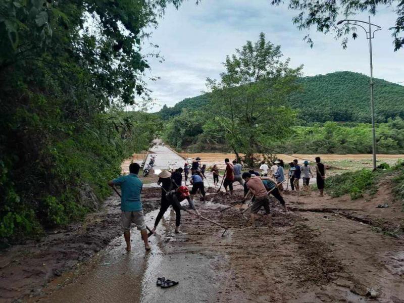 Xúc động hình ảnh thầy hiệu trưởng cùng giáo viên cõng học sinh vượt bùn đất lũ để tới lớp -0