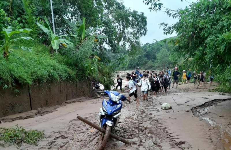 Xúc động hình ảnh thầy hiệu trưởng cùng giáo viên cõng học sinh vượt bùn đất lũ để tới lớp -0