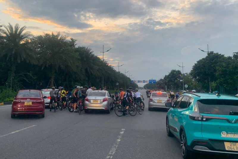 Cảnh sát đang xác minh nhóm người đi xe đạp vào đường cấm, gây gổ với tài xế ô tô -0