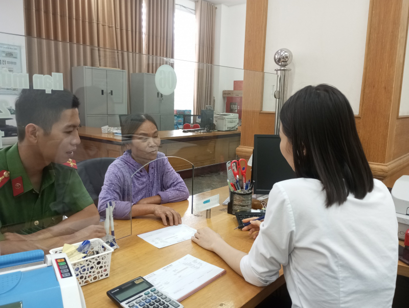 Công an phối hợp với ngân hàng kịp thời ngăn chặn vụ chuyển tiền cho đối tượng lừa đảo -0