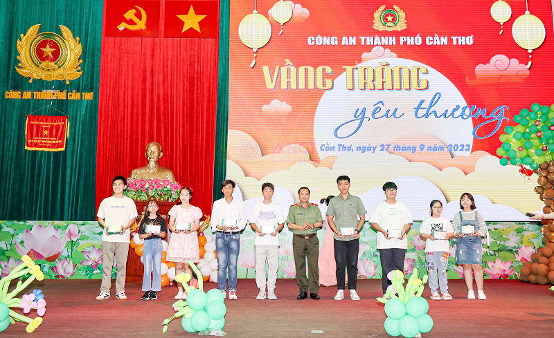 Công an TP Cần Thơ tổ chức Tết Trung cho các cháu thiếu nhi mồ côi -0