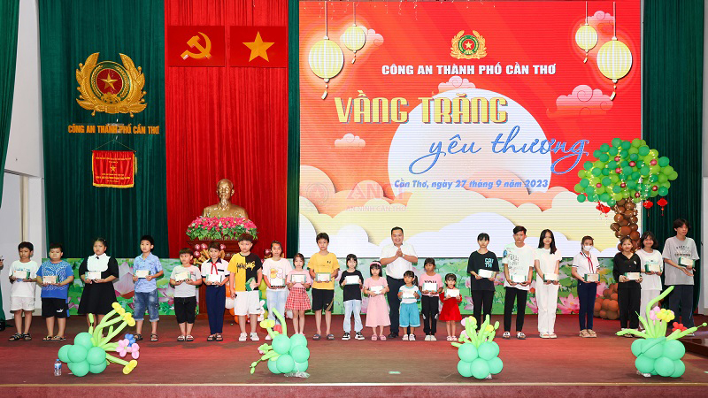 Công an TP Cần Thơ tổ chức Tết Trung cho các cháu thiếu nhi mồ côi -1