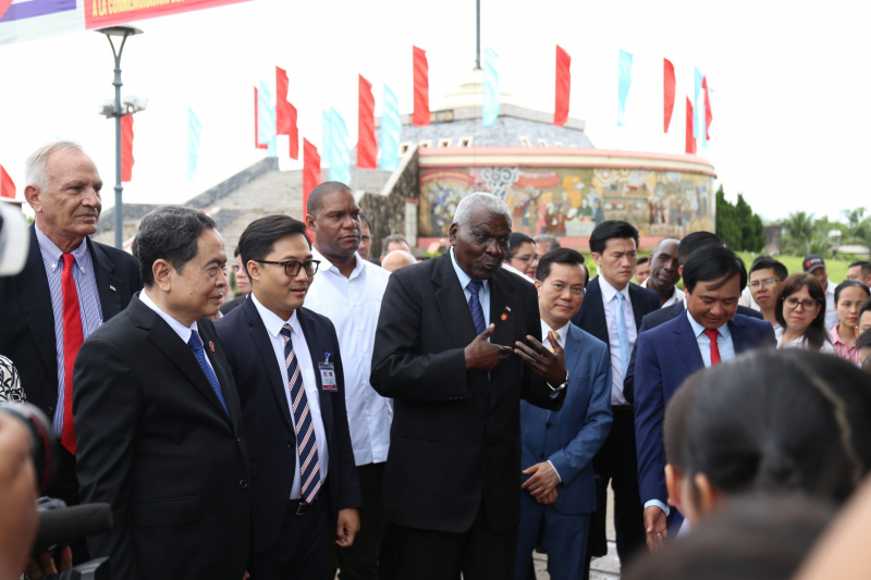 Cuba's top legislator visits historical relics on 50th anniversary of Fidel Castro's visit to Quang Tri -0