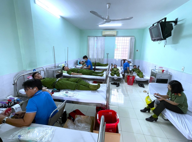 Gần 300 CBCS Công an tỉnh Đồng Nai hiến máu tình nguyện -0