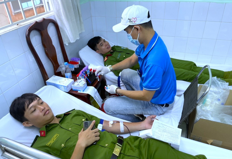 Gần 300 CBCS Công an tỉnh Đồng Nai hiến máu tình nguyện -0