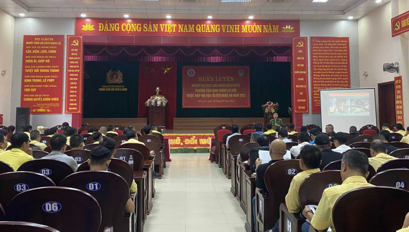 Trang bị nghiệp vụ phòng cháy chữa cháy lực lượng vận tải ô tô Nghệ An -0