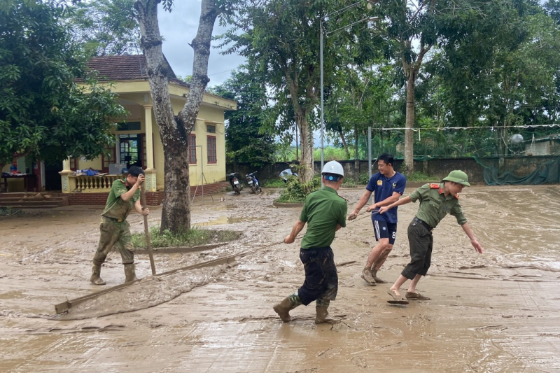 Công an Nghệ An hỗ trợ người dân vùng lũ -0