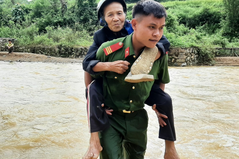 Công an Nghệ An hỗ trợ người dân vùng lũ -0
