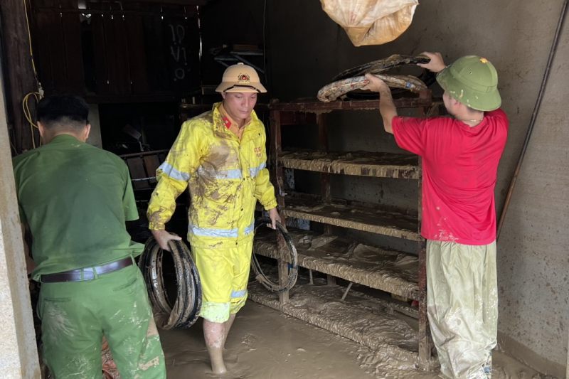 Công an Nghệ An hỗ trợ người dân vùng lũ -0