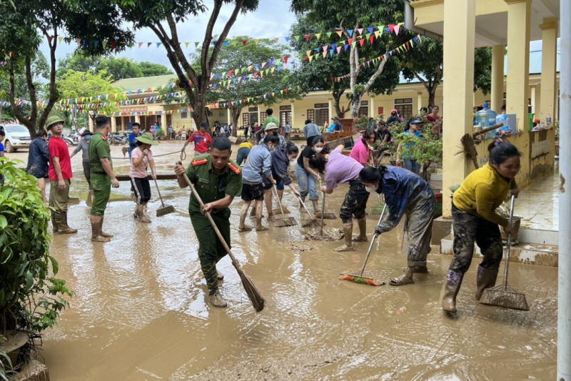 Công an Nghệ An hỗ trợ người dân vùng lũ -1