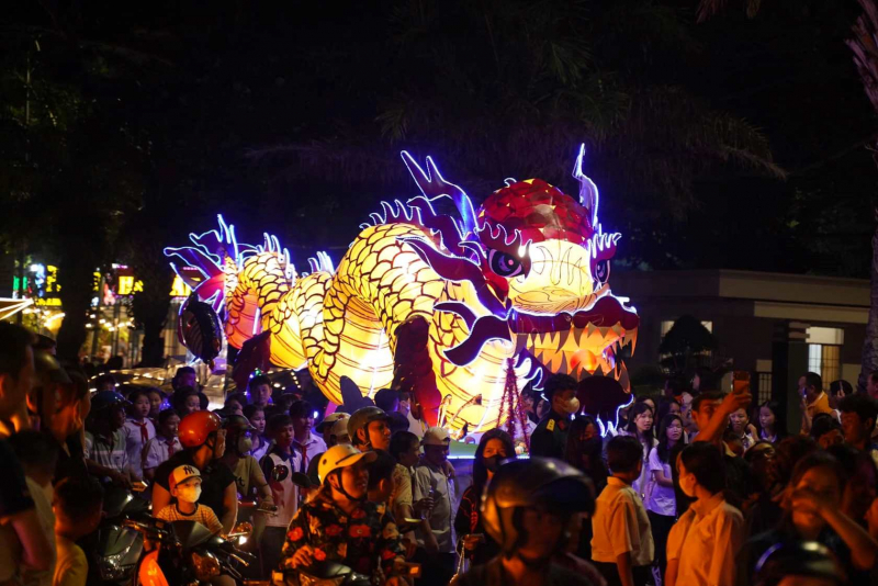 Hàng ngàn người tham dự Đêm hội Trăng rằm ở Côn Đảo -0