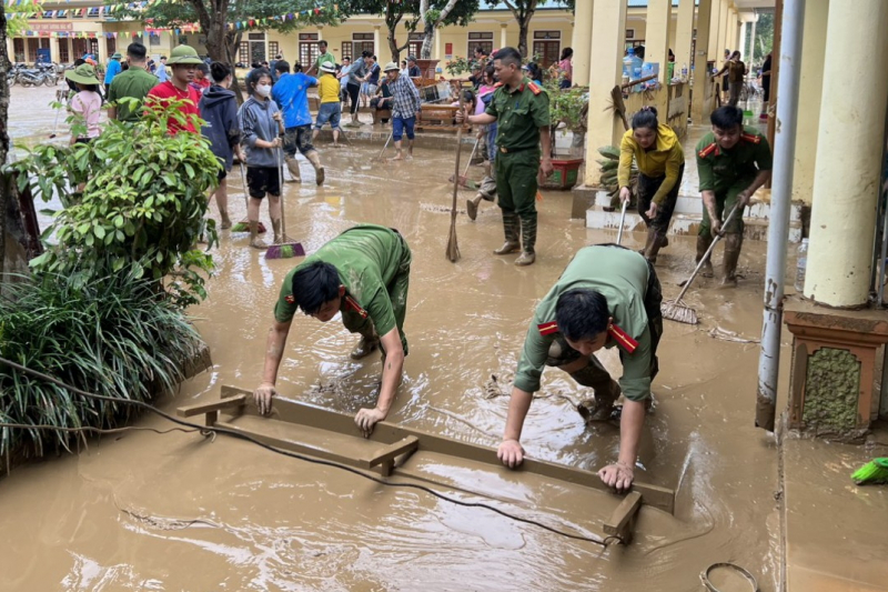 Công an Nghệ An hỗ trợ người dân vùng lũ -0
