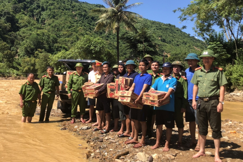 Công an Nghệ An hỗ trợ người dân vùng lũ -0