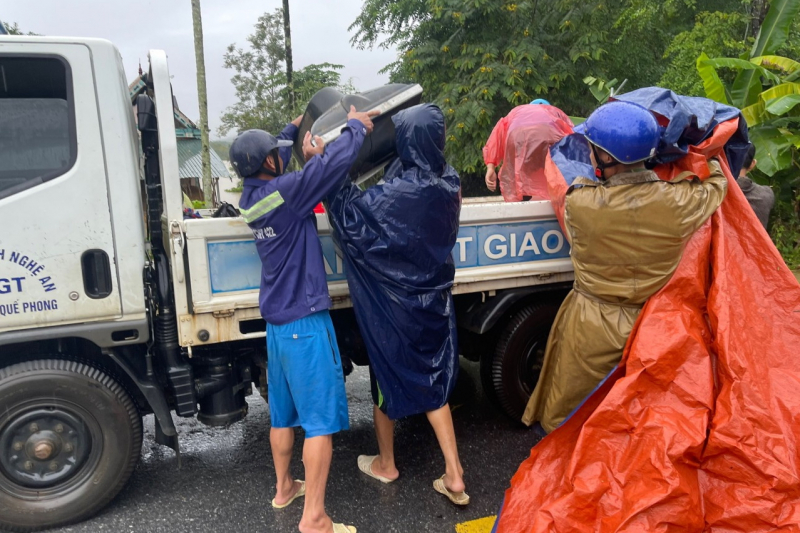 Công an Nghệ An hỗ trợ người dân vùng lũ -1